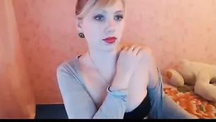 SabinaHoney в бюстгальтере показывает сосочки