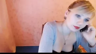 SabinaHoney в бюстгальтере показывает сосочки
