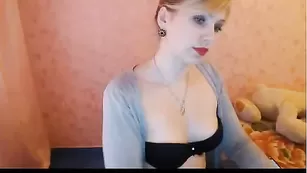 SabinaHoney в бюстгальтере показывает сосочки