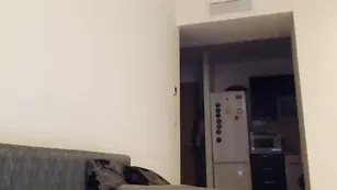 Грудастая бабенка Kimmywet4u трахает дырочки секс игрушками