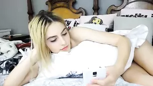 Озорная пассия Sassyhelen теребит пизду секс игрушкой