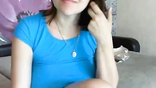 Bridget пышногрудая мамашка сует игрушку в попку