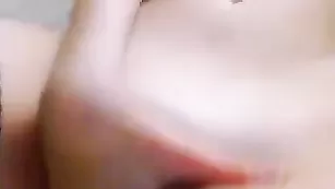 Грудастая куколка KiraKissss ласкает бритую пизду