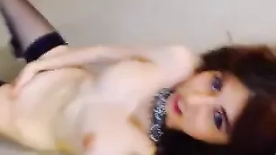 Грудастая куколка KiraKissss ласкает бритую пизду