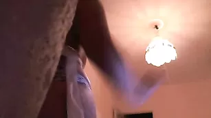 Красивенная бикса anetatv мнет сисяндры