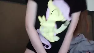 Милые телочки Erectionxxplorer раздеваются на камеру