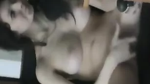 Замечательная штучка Елена Носкова задорно гладит киску