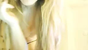 Очаровательная сучка Aylinn28 ласкает бритую пизду