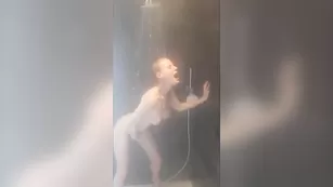 Сочная детка WildestKitten мастурбирует пизду в душе