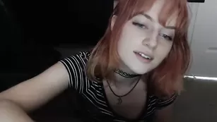 Порочная сучка Rosie_rae облизывает дилдо