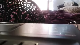 Порочная сучка Rosie_rae облизывает дилдо