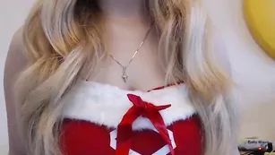 Пышногрудая барышня Hornykitten97 ласкает бритую пизду