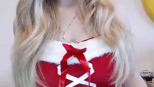 Пышногрудая барышня Hornykitten97 ласкает бритую пизду