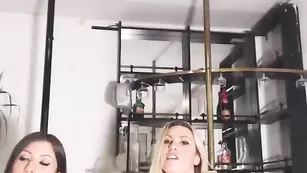 Распутные дамочки Sexfucktory69 дрочат бритые киски