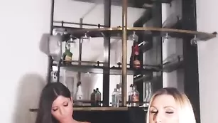 Распутные дамочки Sexfucktory69 дрочат бритые киски