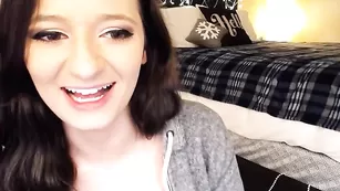 Строптивая брюнетка Pik4pik4 позирует в нижнем белье