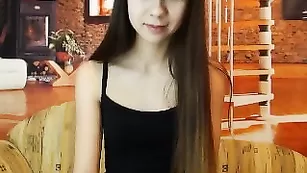 Неподражаемая малышка cute_sweet раздевается перед камерой