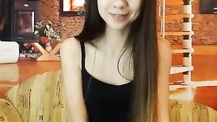 Неподражаемая малышка cute_sweet раздевается перед камерой