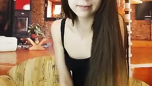 Неподражаемая малышка cute_sweet раздевается перед камерой