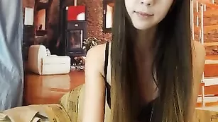 Неподражаемая малышка cute_sweet раздевается перед камерой