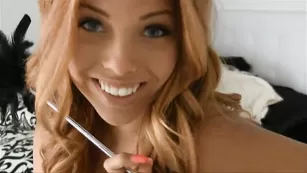 Сексуальная телочка ChasityMerlow трахает пизду самотыком