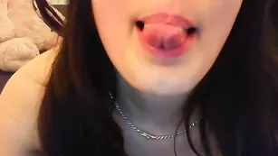 Сладкая штучка Sweetmandyx трахает пизду секс игрушками