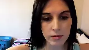Грудастая путана Twerkslut позирует обнаженная