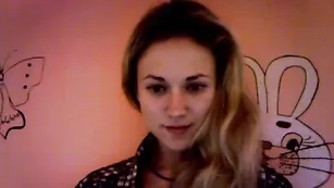 Прелестная кобыла Loveseamerry показывает натуральные сиськи