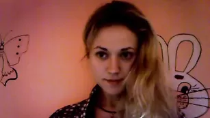 Прелестная кобыла Loveseamerry показывает натуральные сиськи