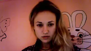 Прелестная кобыла Loveseamerry показывает натуральные сиськи