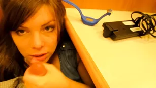 Похотливая девушка Sunstarsmoon делает минет кавалеру