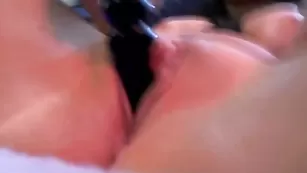 Жаркая телка Geniva_ pussycloseup смачно дрочит бритую пизду