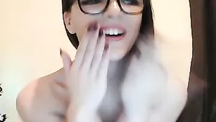 Знойная курва Mikasexyass трахает бритые дырочки