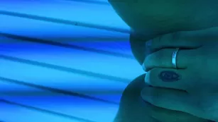 Знойная шалава AubreeMartin мастурбирует пизду в солярии