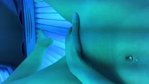 Знойная шалава AubreeMartin мастурбирует пизду в солярии