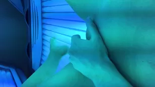 Знойная шалава AubreeMartin мастурбирует пизду в солярии