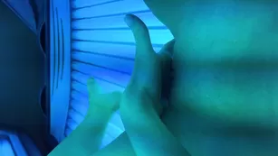 Знойная шалава AubreeMartin мастурбирует пизду в солярии