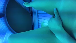 Знойная шалава AubreeMartin мастурбирует пизду в солярии