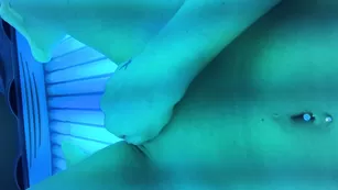 Знойная шалава AubreeMartin мастурбирует пизду в солярии