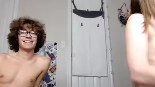 Худенькая красотка Sexyhipsters трахается в пизду