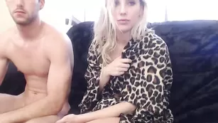 Смазливая блонда Robxxxrider трахает анал