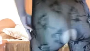 Зрелая дама Gabytzablondy показывает попку