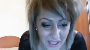 Зрелая дама Gabytzablondy показывает попку