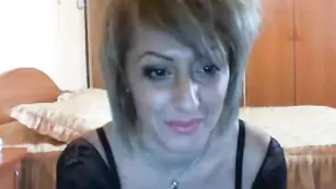 Зрелая дама Gabytzablondy показывает попку