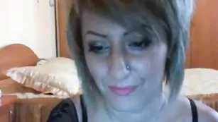 Зрелая дама Gabytzablondy показывает попку