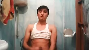 Тахир Хашимов подрачивает себе