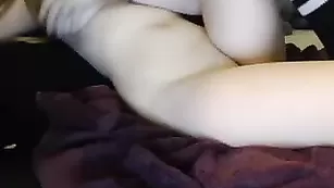 Озорная малышка Thatsubiegirl трахает бритую пизду