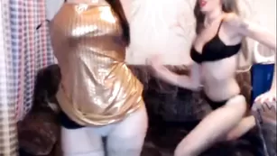 Fridaoliva зажигает с подругой