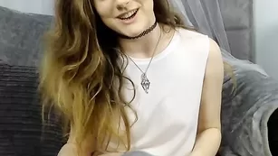 Восхитительная курва Princesslexi дрочит бритую пизду