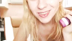 Изящная блонда natrina2012 балуется с дилдо